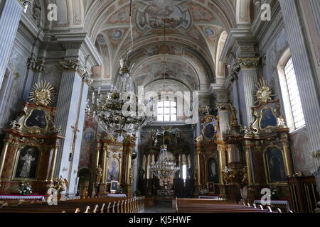 L'église Sainte-Anne (Sw. Anny) est une église dans le centre historique de Varsovie, Pologne, à côté de la Place du Château. Elle a une façade néoclassique, et haut-intérieur baroque . L'église compte parmi les plus anciens bâtiments de Varsovie. Au fil du temps, il a connu de nombreuses reconstructions, entraînant dans son apparence actuelle, inchangée depuis 1788 Banque D'Images