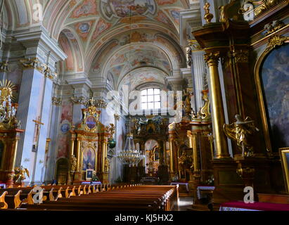 L'église Sainte-Anne (Sw. Anny) est une église dans le centre historique de Varsovie, Pologne, à côté de la Place du Château. Elle a une façade néoclassique, et haut-intérieur baroque . L'église compte parmi les plus anciens bâtiments de Varsovie. Au fil du temps, il a connu de nombreuses reconstructions, entraînant dans son apparence actuelle, inchangée depuis 1788 Banque D'Images