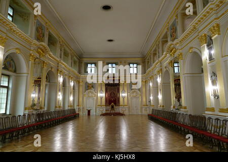 Senatorska Sala (la Chambre du Sénat) dans l'ancien Palais Royal, Varsovie, Pologne. C'est ici que la Chambre haute du parlement polonais utilisé pour s'asseoir dans les années 1742-1831. Ici aussi, la Constitution de Mai 3,1791 a été passée dans la première loi européenne moderne régissant le système de gouvernement. La décoration intérieure de la Chambre a été reconstruit sur la base de dessins conservés dans les archives d'état de Dresde (le décor peint est l'œuvre d'Andrzej Bertrandt). Banque D'Images