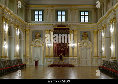 Senatorska Sala (la Chambre du Sénat) dans l'ancien Palais Royal, Varsovie, Pologne. C'est ici que la Chambre haute du parlement polonais utilisé pour s'asseoir dans les années 1742-1831. Ici aussi, la Constitution de Mai 3,1791 a été passée dans la première loi européenne moderne régissant le système de gouvernement. La décoration intérieure de la Chambre a été reconstruit sur la base de dessins conservés dans les archives d'état de Dresde (le décor peint est l'œuvre d'Andrzej Bertrandt). Banque D'Images