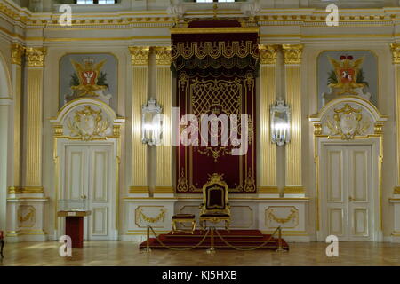 Senatorska Sala (la Chambre du Sénat) dans l'ancien Palais Royal, Varsovie, Pologne. C'est ici que la Chambre haute du parlement polonais utilisé pour s'asseoir dans les années 1742-1831. Ici aussi, la Constitution de Mai 3,1791 a été passée dans la première loi européenne moderne régissant le système de gouvernement. La décoration intérieure de la Chambre a été reconstruit sur la base de dessins conservés dans les archives d'état de Dresde (le décor peint est l'œuvre d'Andrzej Bertrandt). Banque D'Images