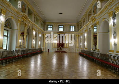 Senatorska Sala (la Chambre du Sénat) dans l'ancien Palais Royal, Varsovie, Pologne. C'est ici que la Chambre haute du parlement polonais utilisé pour s'asseoir dans les années 1742-1831. Ici aussi, la Constitution de Mai 3,1791 a été passée dans la première loi européenne moderne régissant le système de gouvernement. La décoration intérieure de la Chambre a été reconstruit sur la base de dessins conservés dans les archives d'état de Dresde (le décor peint est l'œuvre d'Andrzej Bertrandt). Banque D'Images