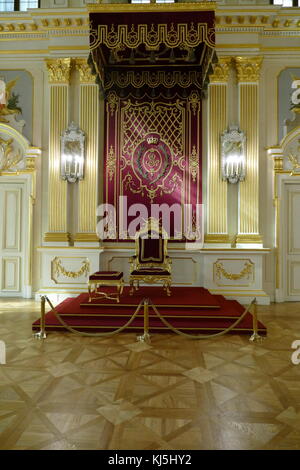 Trône dans la Sala Senatorska (la Chambre du Sénat) dans l'ancien Palais Royal, Varsovie, Pologne. C'est ici que la Chambre haute du parlement polonais utilisé pour s'asseoir dans les années 1742-1831 Banque D'Images