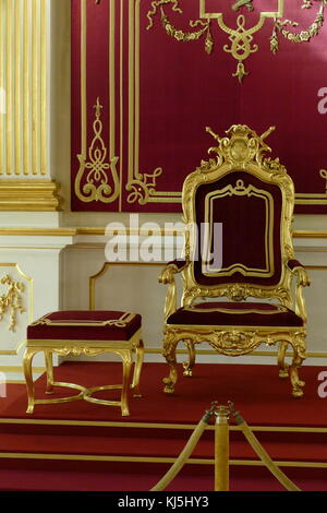 Trône dans la Sala Senatorska (la Chambre du Sénat) dans l'ancien Palais Royal, Varsovie, Pologne. C'est ici que la Chambre haute du parlement polonais utilisé pour s'asseoir dans les années 1742-1831 Banque D'Images