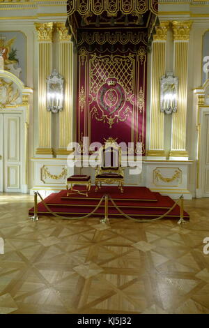 Trône dans la Sala Senatorska (la Chambre du Sénat) dans l'ancien Palais Royal, Varsovie, Pologne. C'est ici que la Chambre haute du parlement polonais utilisé pour s'asseoir dans les années 1742-1831 Banque D'Images