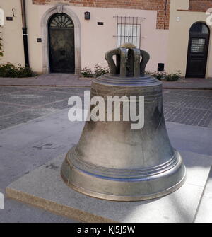 Kanonia dans Bell Square, la vieille ville de Varsovie, Pologne. Au milieu de la place se trouve une cloche de l'église de 1644 (exprimés par Daniel Thym, qui a également fait le casting de Sigismond Waza à la place du Palais).La cloche a ce merveilleux attribut qui si vous le touchez tout en tournant autour de lui, puis la cloche va réaliser un de vos souhaits (vous devez penser à votre souhait lors de la marche autour de la cloche, si pas, il ne fonctionne pas). Banque D'Images