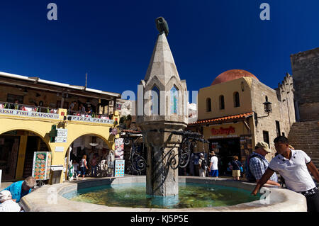 Fontaine à eau, Hippocrate Square 177, Sygrou street, Old Town, Rhodes, Rhodes, Dodécanèse, Grèce. Banque D'Images