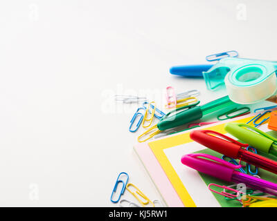 Outils d'écriture coloré papeterie stylos accessoires crayons, papier couleur. retour à l'école. Les fournitures de bureau produits Banque D'Images