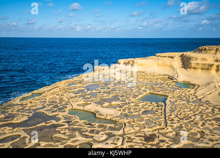 Les étangs d'évaporation de sel sur l'île de Gozo, Malte Banque D'Images