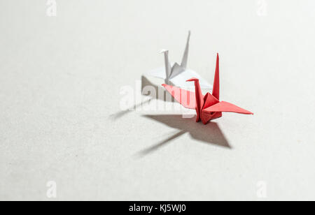 Sur fond de papier origami cranes