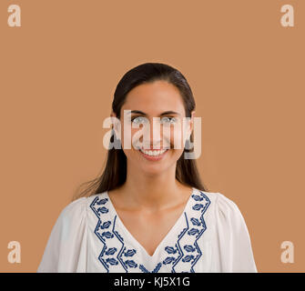 Studio Portrait of a beautiful young woman smiling Banque D'Images