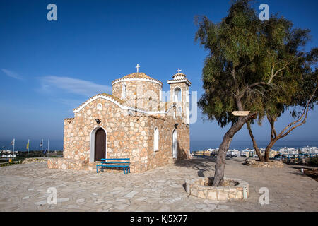 L'église de Profitis Elias situé sur la colline qui domine tout le resort de Protaras, Chypre. Banque D'Images