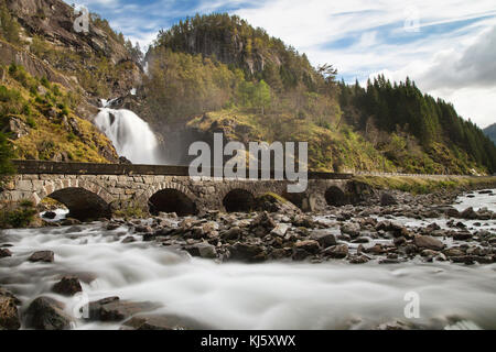 Cascade de latefoss odda, hordaland, Norvège. Banque D'Images