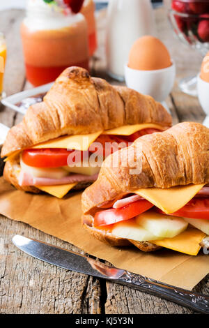 French croissants farcis aux légumes, fromage et jambon.focus sélectif à l'avant sandwich Banque D'Images