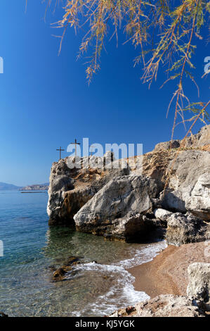 Trois croix sur les rochers au bord de mer au sud de Stegna, Archangelos, Rhodes, Dodécanèse, Grèce. Banque D'Images