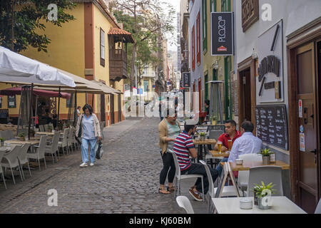 Dans strassencafes kopfsteinpflaster altstadtgasse, von und typisch kanarische haeuser, santa cruz de tenerife, teneriffa, atlantischer ozean, kanaris Banque D'Images