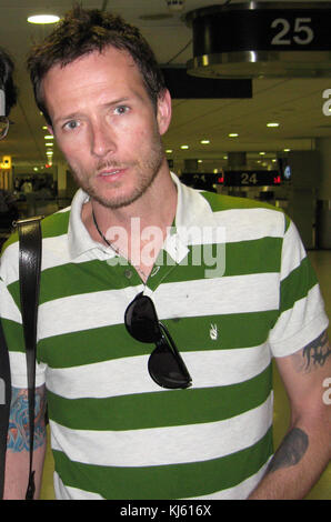 WEST HOLLYWOOD, CA - 27 février : (TMZ) Stone Temple Pilots Scott Weiland, dit l'homme avant qu'il n'avait aucune idée de son groupe avait l'intention de le congédier aujourd'hui ... mais selon Scott, il n'importe pas ... parce qu'il ne peut pas être tiré d'un groupe qu'il a créé. Scott vient de sortir une déclaration en réponse à la communiqué de presse ce matin -- dans laquelle la bande prétend qu'ils "officiellement terminée" Weiland du groupe. Scott a déclaré, "J'ai appris de mes prétendues "résiliation" de Stone Temple Pilots ce matin par la lecture de ce sujet dans la presse." Il a ajouté : "Vous ne savez pas comment je peux être "terminé" dans un groupe que j f Banque D'Images