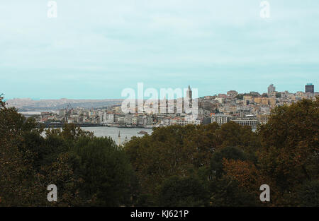 Vue sur le Bosphore et la Tour de Galata à partir de la Top Kapi Palace Banque D'Images