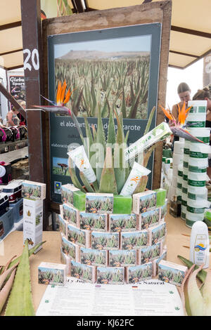 LANZAROTE, ESPAGNE-4 nov 2017: Divers produits de beauté faits à partir de plantes Birds of Paradise peuvent être trouvés en vente au marché de Marina Rubicon lundi Banque D'Images