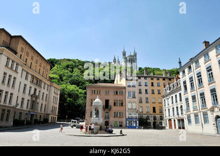 Lyon (sud-est de la France) : 'place Saint-Jean' square. Dans l'arrière-plan, la Basilique Notre-Dame de Fourvière, enregistrée en tant que lieu historique national Landmar Banque D'Images