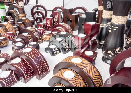 LANZAROTE, ESPAGNE-4 nov 2017: Des bougeoirs faits à la main peuvent être trouvés en vente au marché de Marina Rubicon le lundi et le mercredi à Playa Blanca. Banque D'Images