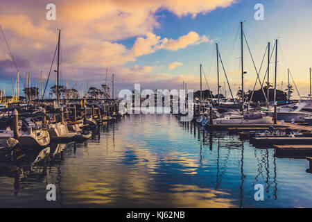 De soleil colorés avec des nuages reflétant sur l'eau dans un port de Dana Point, Californie Banque D'Images