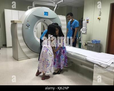 San Juan, aux Philippines. 20 nov, 2017. Joie et Joyce magsino, vieux de 10 ans sont des frères siamois en espérant que par une chirurgie qu'ils seront séparés et ont leur propre vie. Les jumeaux siamois subissant différentes procédures médicales en préparation de leur séparation. les jumeaux aimait aussi jouer à des jeux sur leur téléphone mobile. sherbien dacalanio : crédit/pacific press/Alamy live news Banque D'Images