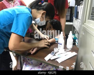 San Juan, aux Philippines. 20 nov, 2017. Joie et Joyce magsino, vieux de 10 ans sont des frères siamois en espérant que par une chirurgie qu'ils seront séparés et ont leur propre vie. Les jumeaux siamois subissant différentes procédures médicales en préparation de leur séparation. les jumeaux aimait aussi jouer à des jeux sur leur téléphone mobile. sherbien dacalanio : crédit/pacific press/Alamy live news Banque D'Images
