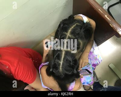 San Juan, aux Philippines. 20 nov, 2017. Joie et Joyce magsino, vieux de 10 ans sont des frères siamois en espérant que par une chirurgie qu'ils seront séparés et ont leur propre vie. Les jumeaux siamois subissant différentes procédures médicales en préparation de leur séparation. les jumeaux aimait aussi jouer à des jeux sur leur téléphone mobile. sherbien dacalanio : crédit/pacific press/Alamy live news Banque D'Images