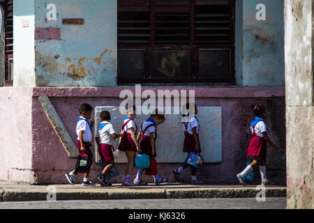 Des écoliers dans une rangée, Cienfuegos, Cuba Banque D'Images