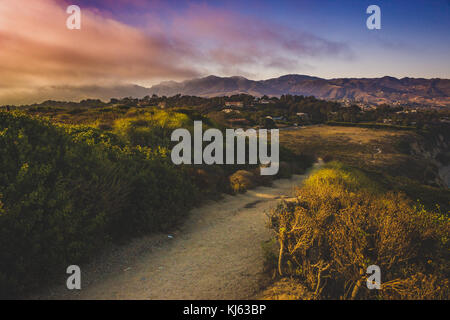 Vue colorée de Californie du Sud à partir de la côte, la Malibu Point Dume pendant le coucher du soleil Banque D'Images