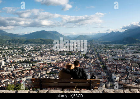 Grenoble (région Rhône-Alpes, au sud-est de la France) : couple assis sur un banc, à la recherche de la vue depuis le fort de la Bastille Banque D'Images