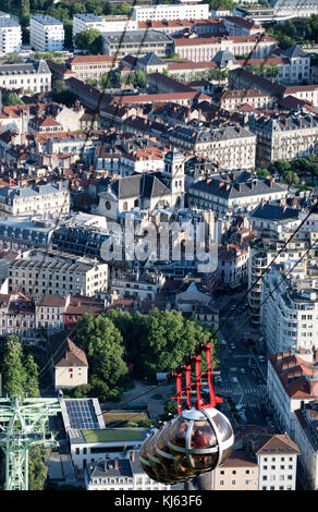 Grenoble (région Rhône-Alpes, au sud-est de la France) : la ville et le téléphérique vue de la Bastille Banque D'Images