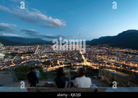 Grenoble (région Rhône-Alpes, au sud-est de la France) : la ville à la tombée de la vue de la forteresse de la Bastille Banque D'Images