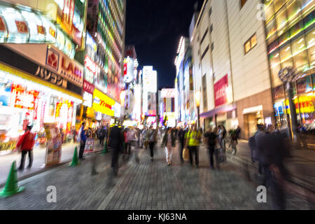 Akihabara, Tokyo, Japon - 23 novembre 2017 : blur foules se déplace sur une zone commerciale majeure pour l'électronique, de l'informatique, tv, jeux et manga (otaku) goo Banque D'Images