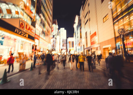 Akihabara, Tokyo, Japon - 23 novembre 2017 : blur foules se déplace sur une zone commerciale majeure pour l'électronique, de l'informatique, tv, jeux et manga (otaku) goo Banque D'Images