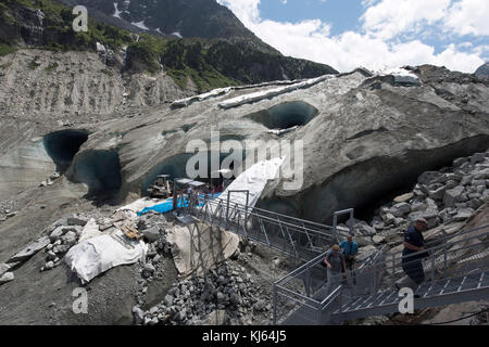 Chamonix-Mont-Blanc (Haute-Savoie, Alpes françaises, l'est de la France) : caverne de glace au coeur de la vallée de Glace glacier 'mer' (mer de glace) Banque D'Images