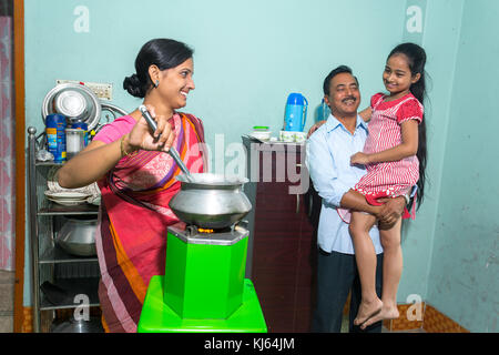 Mère est la cuisine, une famille heureuse des environnements dans la ville de Dhaka, Bangladesh. Banque D'Images