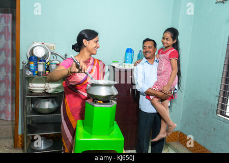 Mère est la cuisine, une famille heureuse des environnements dans la ville de Dhaka, Bangladesh. Banque D'Images