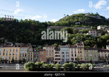 Grenoble (région Rhône-Alpes, au sud-est de la France) : immeubles sur la colline de la forteresse de la Bastille vue du quai 'Quai Stéphane Jay'. Banque D'Images