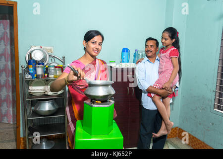 Mère est la cuisine, une famille heureuse des environnements dans la ville de Dhaka, Bangladesh. Banque D'Images