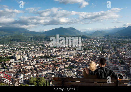 Grenoble (région Rhône-Alpes, au sud-est de la France) : aperçu de la ville de la forteresse de la Bastille. Couple assis sur un banc en premier plan, adm Banque D'Images