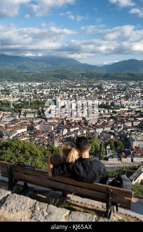 Grenoble (région Rhône-Alpes, au sud-est de la France) : aperçu de la ville de la forteresse de la Bastille. Couple assis sur un banc en premier plan, adm Banque D'Images