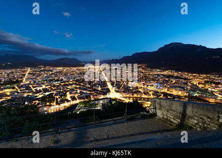 Grenoble (région Rhône-Alpes, au sud-est de la France) : aperçu de la ville la nuit à partir de la forteresse de la Bastille. Banque D'Images