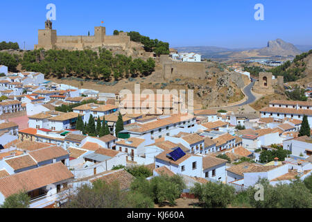 Le 14e siècle l'alcazaba (forteresse), la porte de Malaga (Malaga) et Puerta de la Peña de Los Enamorados (Les Amoureux' Rock) à Antequera, Espagne Banque D'Images