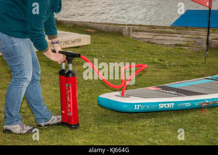 Le gonflage 11ft Stand Up Paddle Boards avec une pompe Titan, Southport, Merseyside. UK Banque D'Images