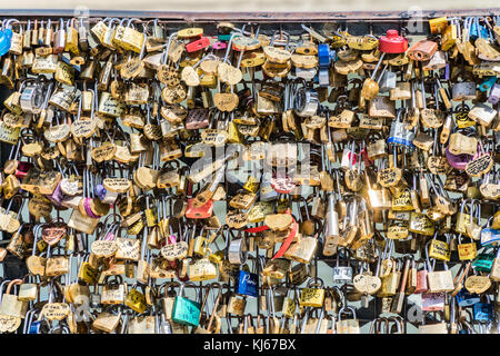 Beaucoup de 'love' des cadenas sur le pont coulisseau de sécurité. Banque D'Images