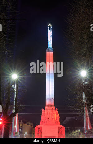 Riga, Lettonie, 17 novembre 2017 : nuit de la liberté monument Brivibas piemineklis , décorée de fleurs fraîches et les effets de lumière. Fête des lumières staro Riga Riga transmission célébrer 99e anniversaire de l'indépendance. Banque D'Images