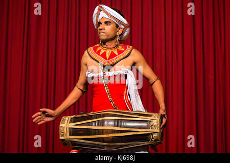 Kandy, Sri Lanka - circa décembre 2013 : danseur traditionnel Banque D'Images