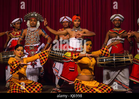 Kandy, Sri Lanka - circa décembre 2013 : des danseurs traditionnels Banque D'Images